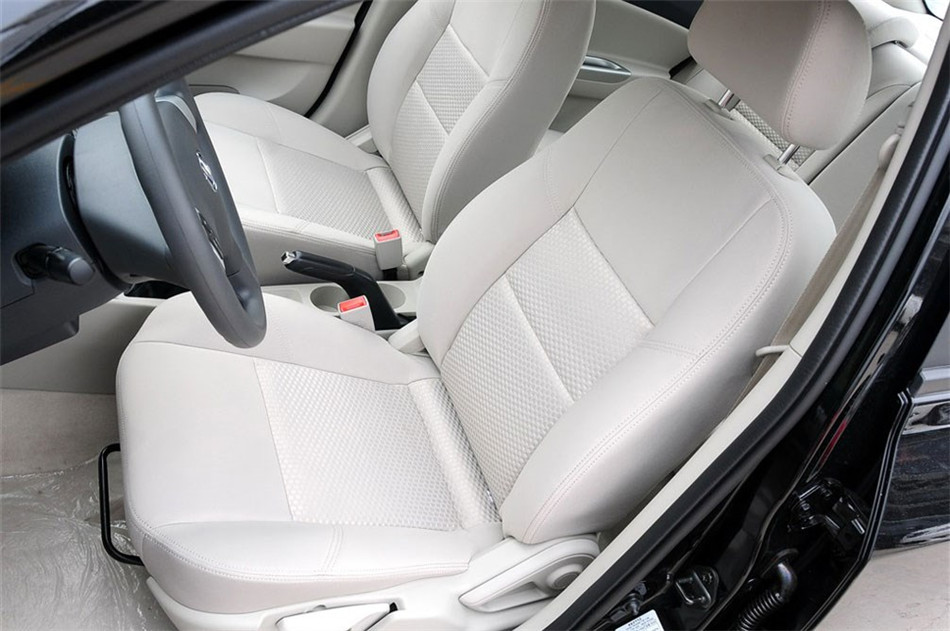 2012款 1.5L MT 梦幻型 座椅空间