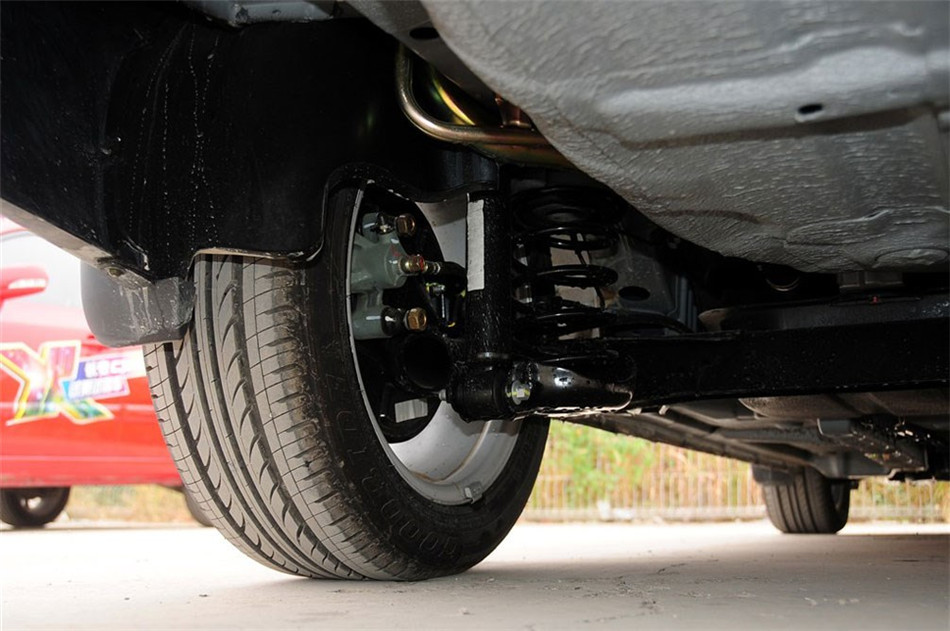 2012款 1.5L MT 梦幻型 引擎底盘