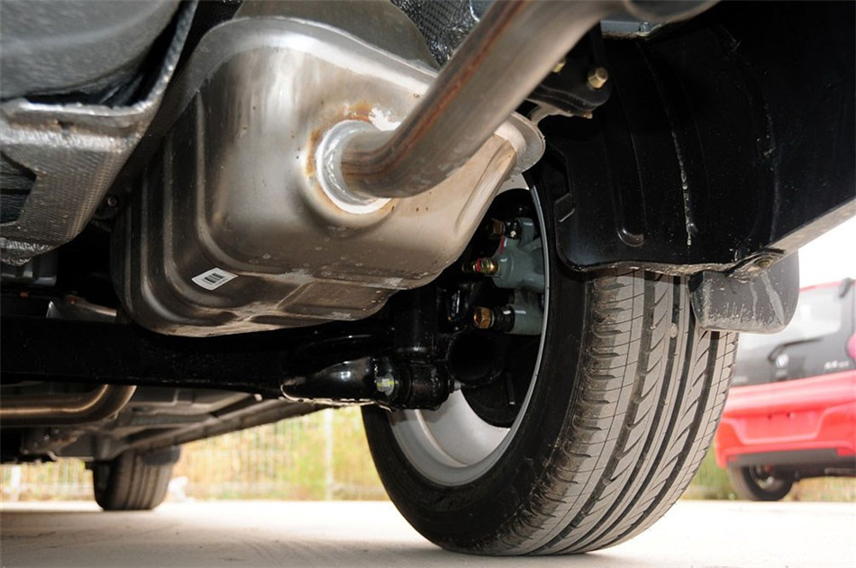 2012款 1.5L MT 梦幻型 引擎底盘