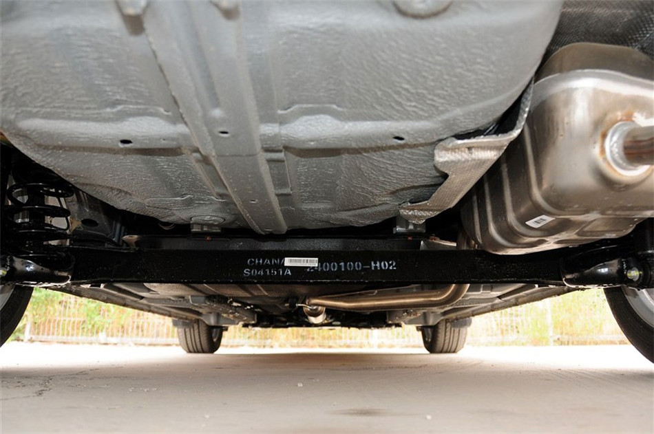 2012款 1.5L MT 梦幻型 引擎底盘