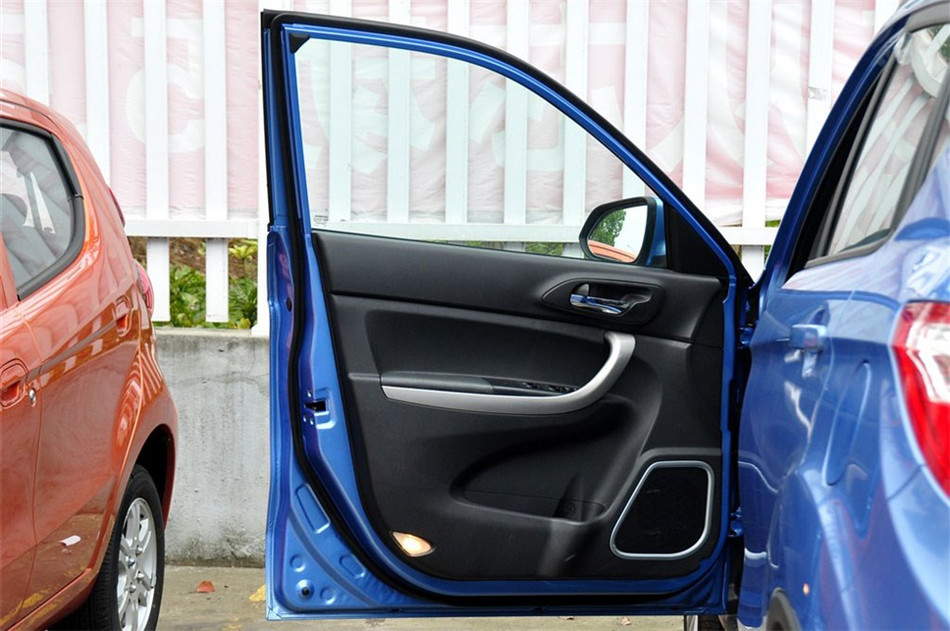 2012款 1.6L MT 豪华型 座椅空间