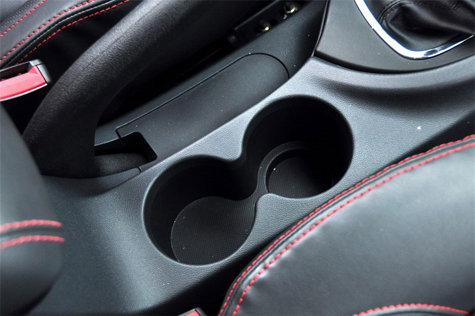 2012款 1.6L MT 豪华型 座椅空间