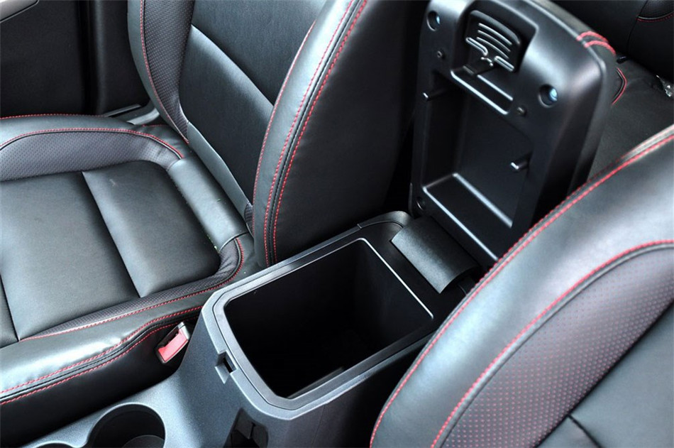 2012款 1.6L MT 豪华型 座椅空间