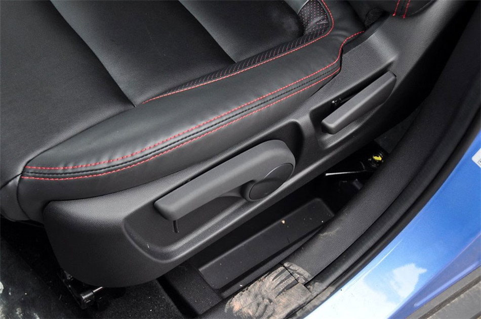 2012款 1.6L MT 豪华型 座椅空间
