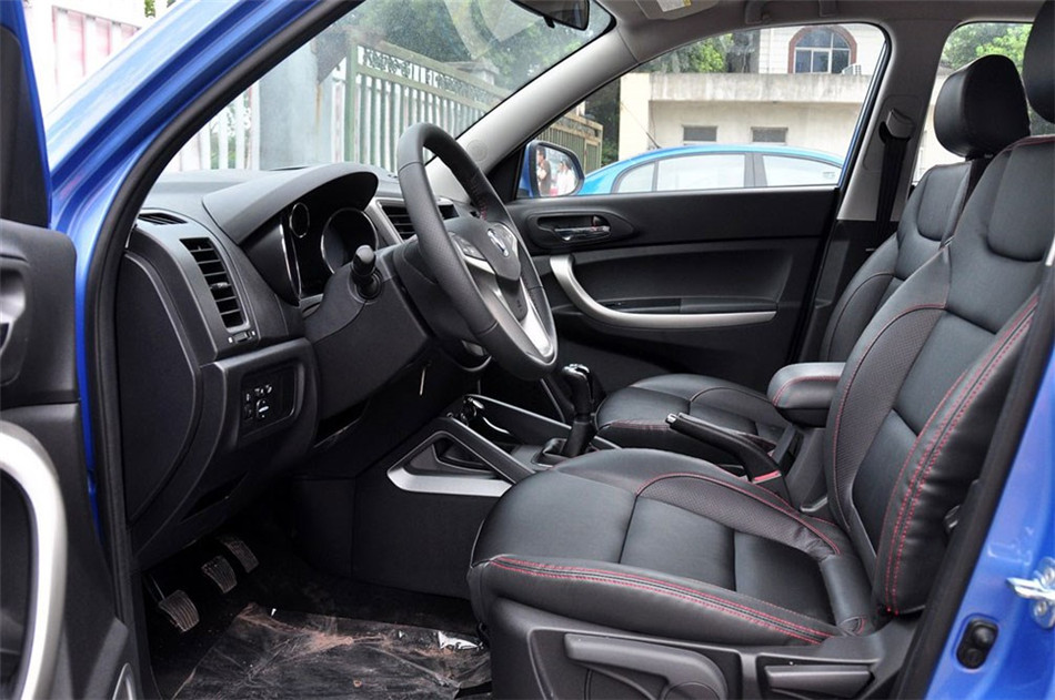 2012款 1.6L MT 豪华型 座椅空间