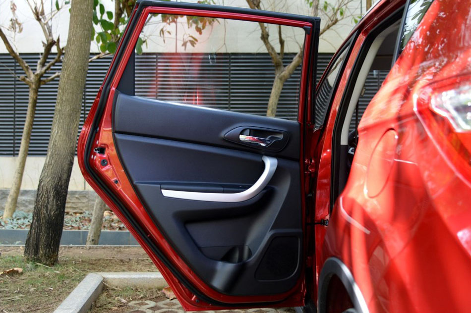 2016款 1.5T 手动豪华运动型 座椅空间