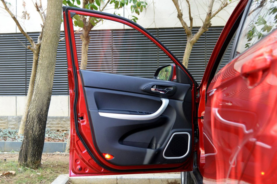 2016款 1.5T 手动豪华运动型 座椅空间