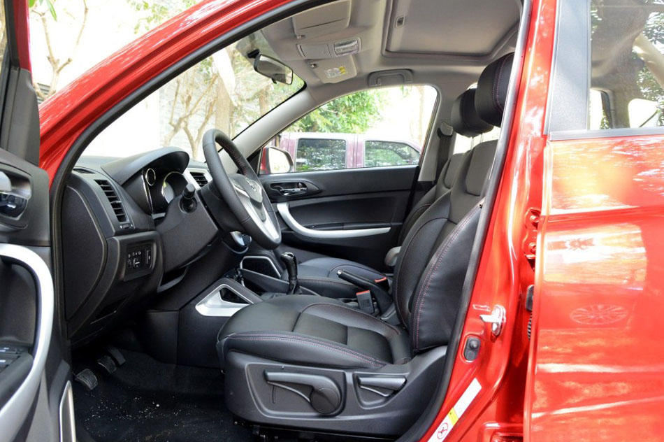 2016款 1.5T 手动豪华运动型 座椅空间