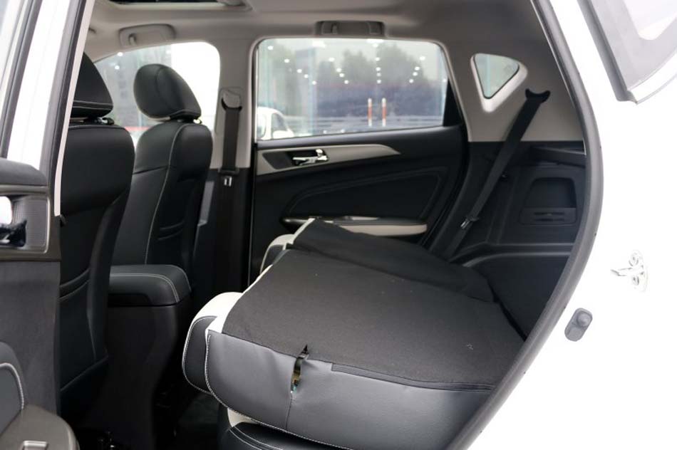 2017款 1.6L 自动豪华型 座椅空间