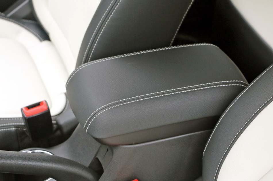 2017款 1.6L 自动豪华型 座椅空间