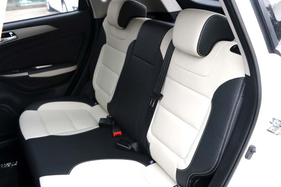 2017款 1.6L 自动豪华型 座椅空间