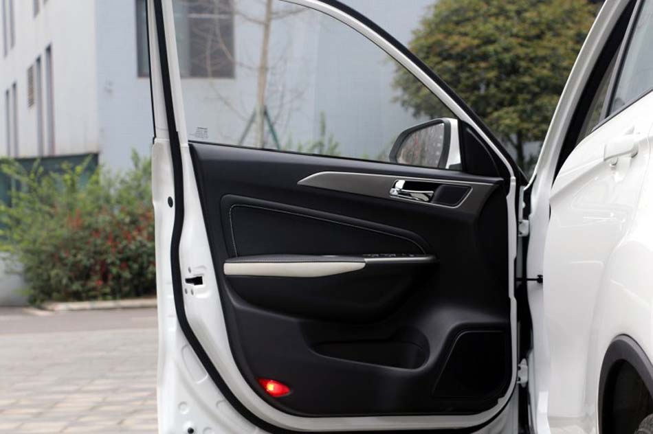 2017款 1.6L 自动豪华型 座椅空间