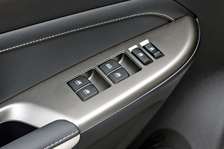 2017款 1.6L 自动豪华型 座椅空间