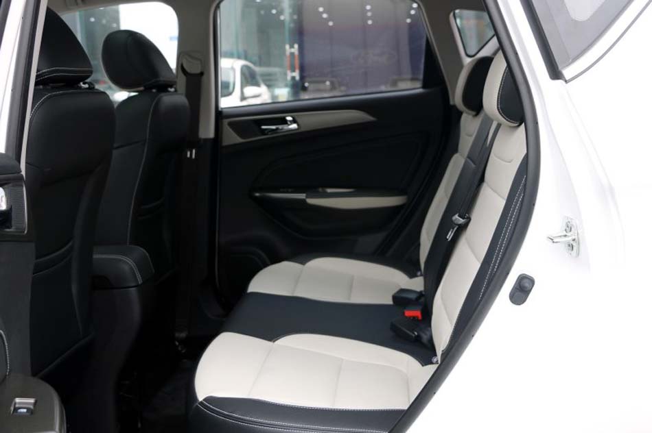 2017款 1.6L 自动豪华型 座椅空间