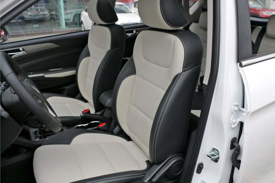 2017款 1.6L 自动豪华型 座椅空间