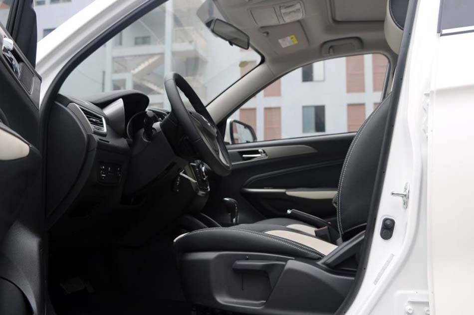 2017款 1.6L 自动豪华型 座椅空间