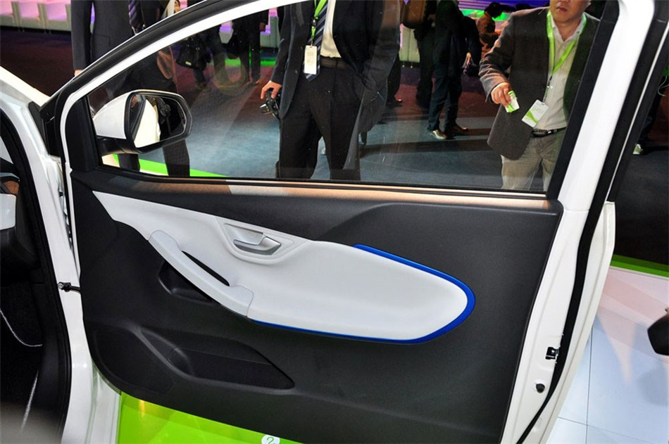 荣威E50 2013款 基本型 座椅空间