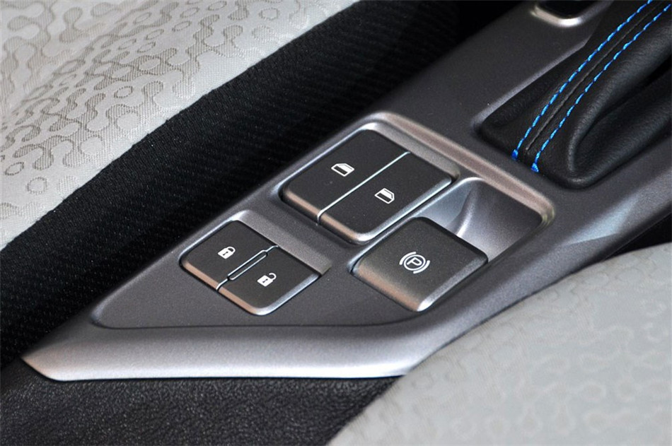 荣威E50 2013款 基本型 座椅空间