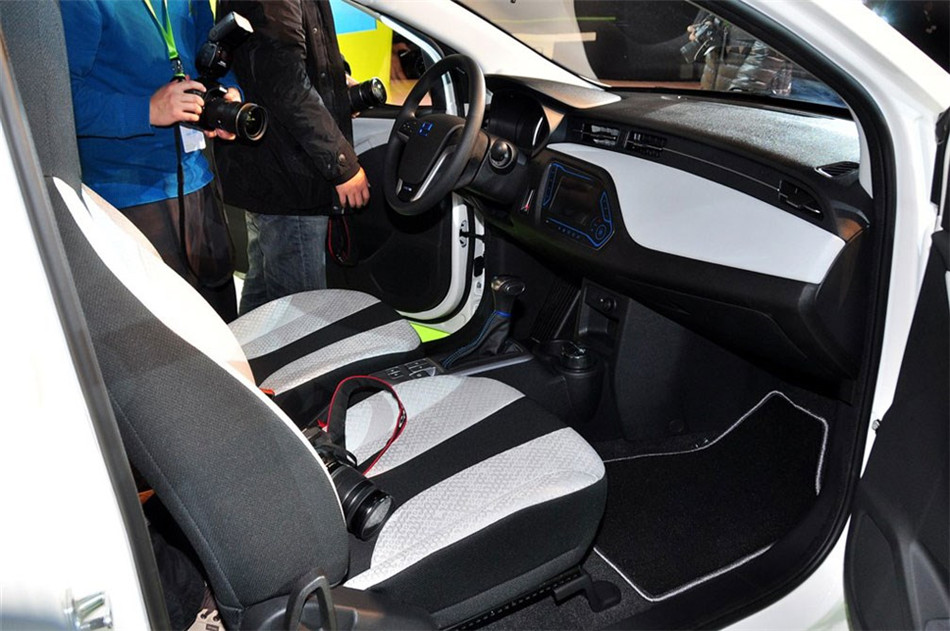 荣威E50 2013款 基本型 座椅空间