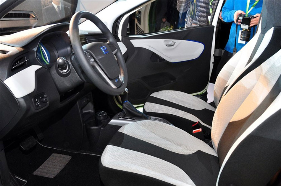 荣威E50 2013款 基本型 座椅空间