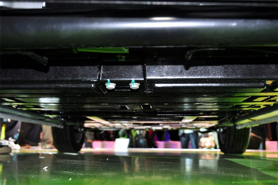 荣威E50 2013款 基本型 引擎底盘