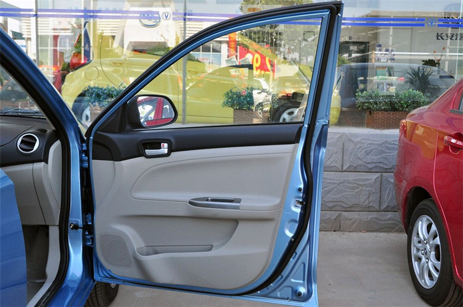 2012款 1.3L MT 舒适型 座椅空间