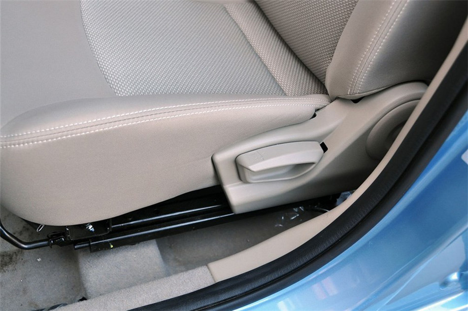 2012款 1.3L MT 舒适型 座椅空间