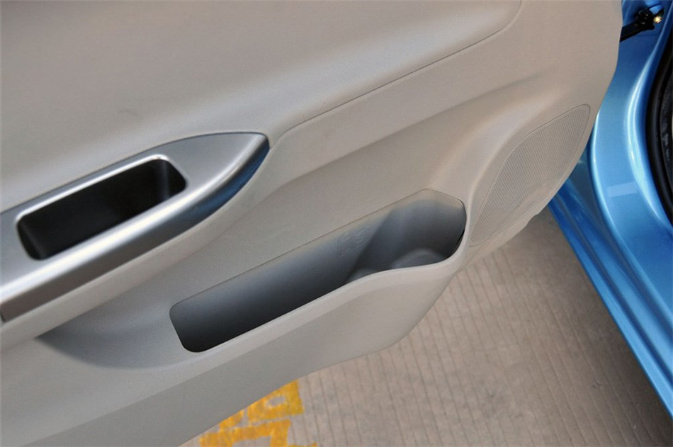 2012款 1.3L MT 舒适型 座椅空间