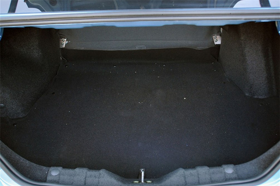 2012款 1.3L MT 舒适型 座椅空间