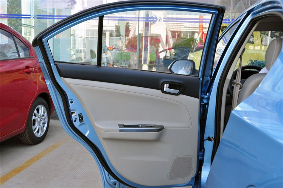 2012款 1.3L MT 舒适型 座椅空间