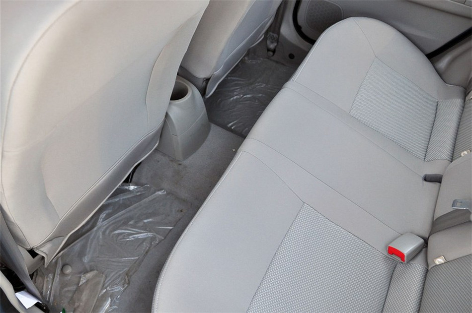 2012款 1.3L MT 舒适型 座椅空间
