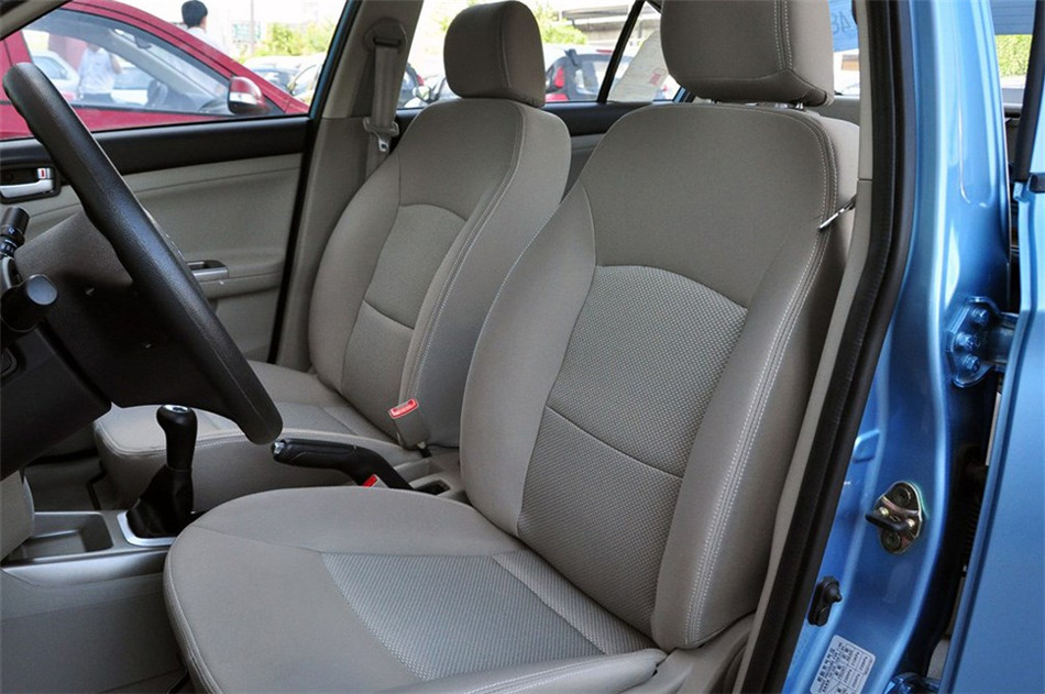 2012款 1.3L MT 舒适型 座椅空间