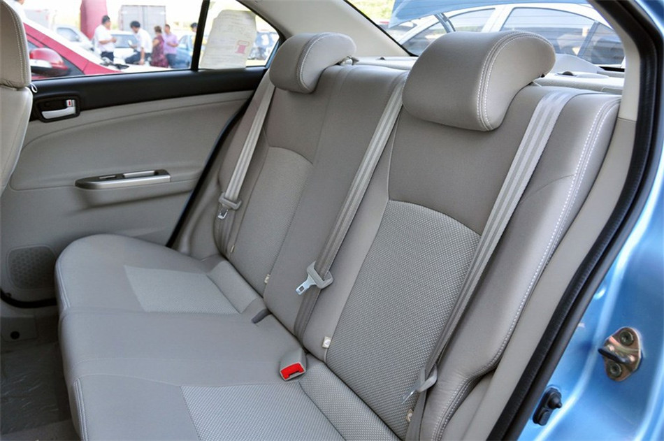 2012款 1.3L MT 舒适型 座椅空间