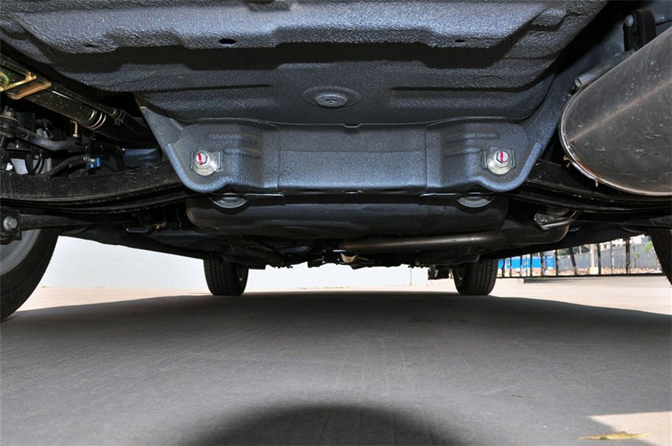 2012款 1.3L MT 舒适型 引擎底盘