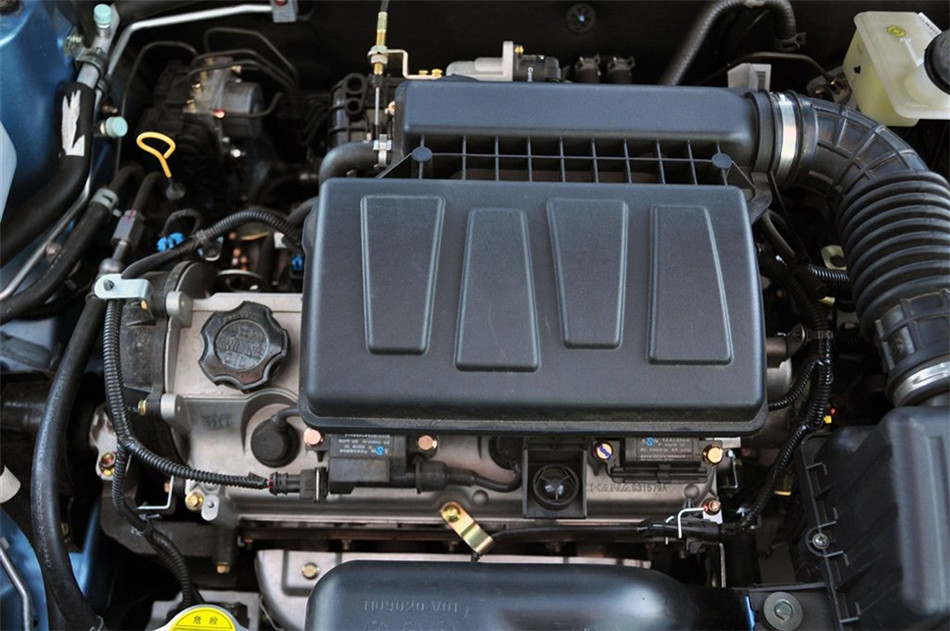 2012款 1.3L MT 舒适型 引擎底盘