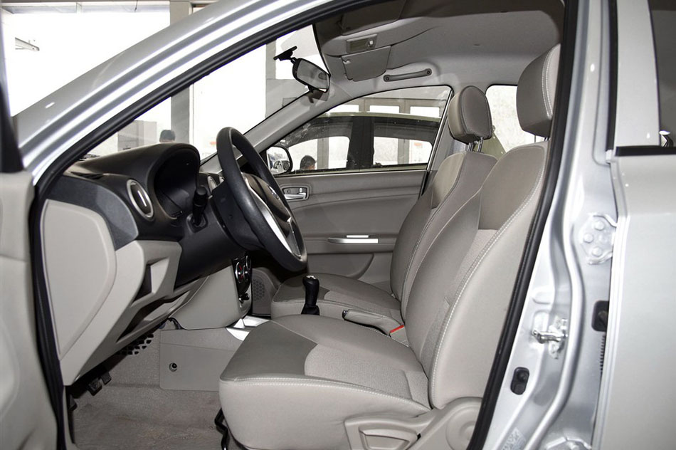 2015款 1.4L 手动美满型 座椅空间