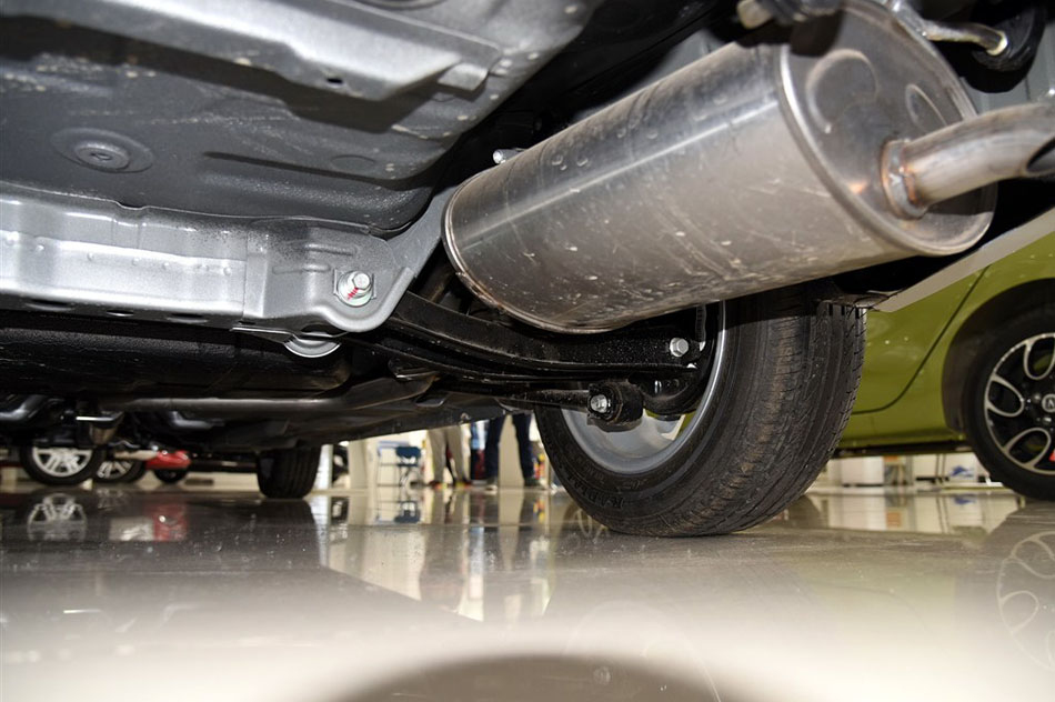 2015款 1.4L 手动美满型 引擎底盘