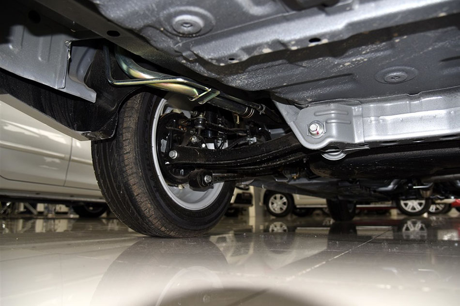 2015款 1.4L 手动美满型 引擎底盘