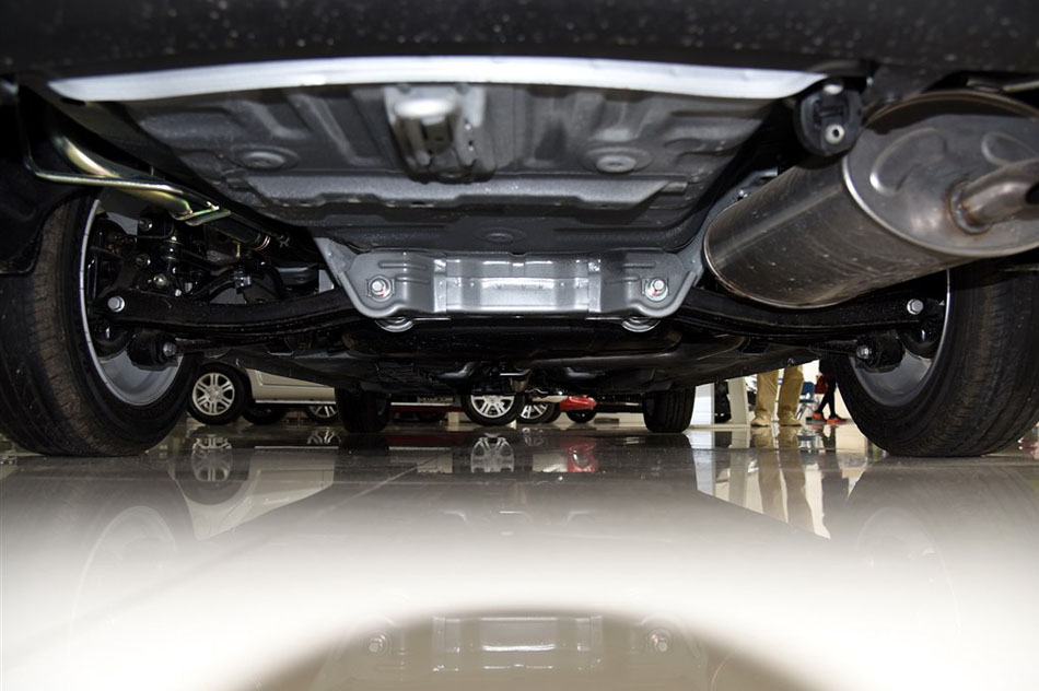 2015款 1.4L 手动美满型 引擎底盘