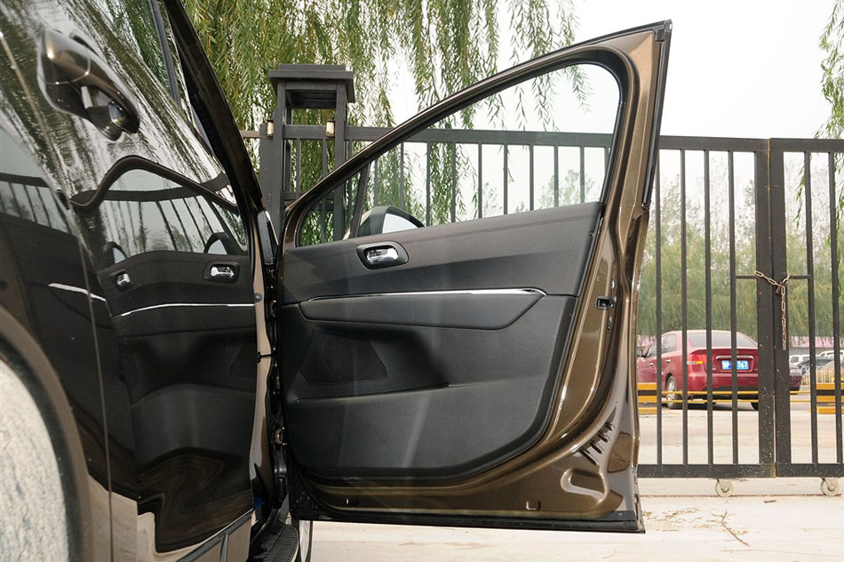 2014款 1.6THP 自动逐乐版 座椅空间