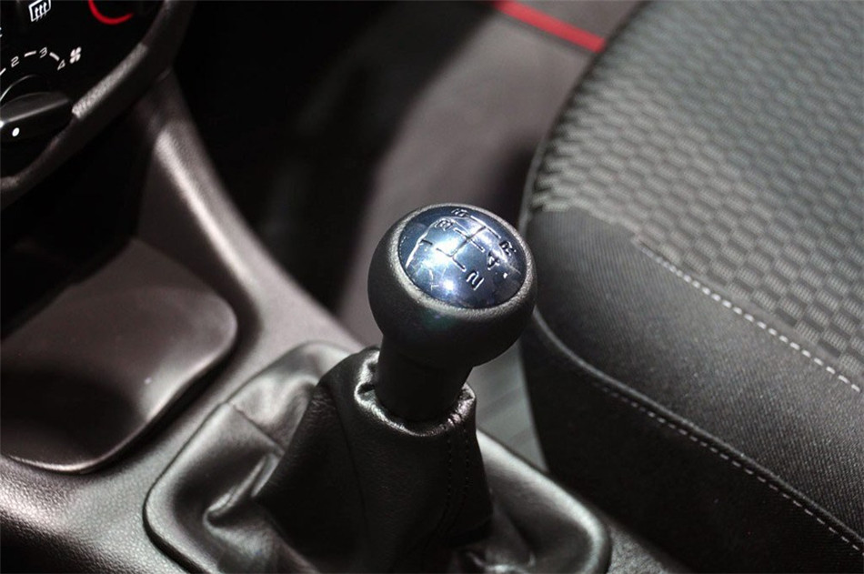 2013款标致207 CROSS 1.6L手动驭乐型