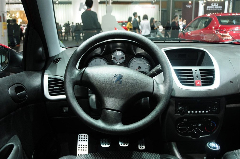 2013款标致207 CROSS 1.6L手动驭乐型