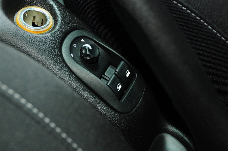 2013款标致207 CROSS 1.6L手动驭乐型