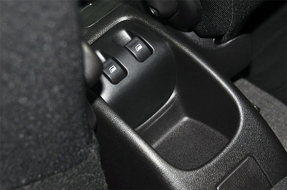 2013款标致207 CROSS 1.6L手动驭乐型