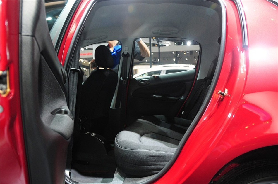 2013款标致207 CROSS 1.6L手动驭乐型