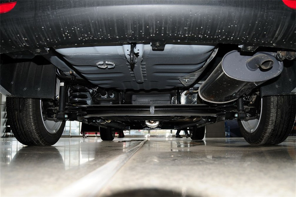 海马M3 2013款 1.5L MT 精英型 引擎底盘