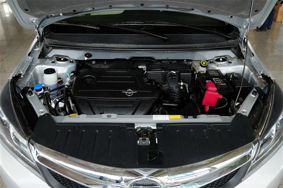 海马M3 2013款 1.5L MT 精英型 引擎底盘