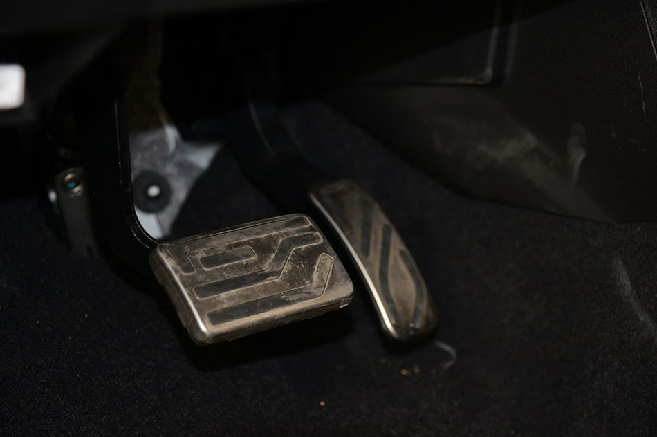 2014款 2.0T 自动创领版 座椅空间