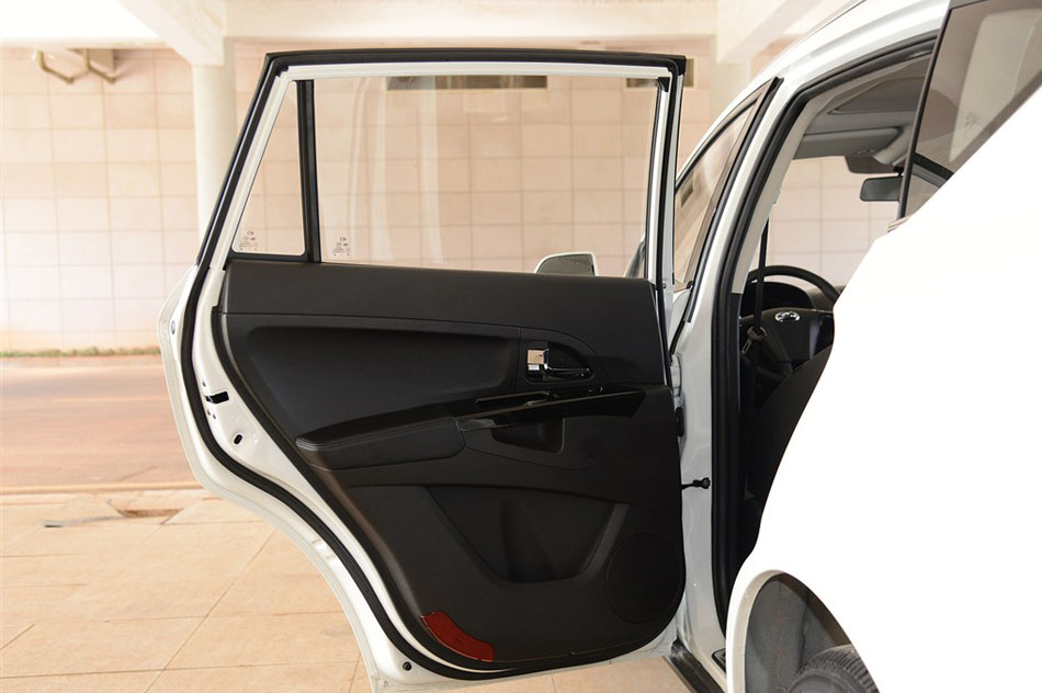 2014款 2.0T 自动创领版 座椅空间