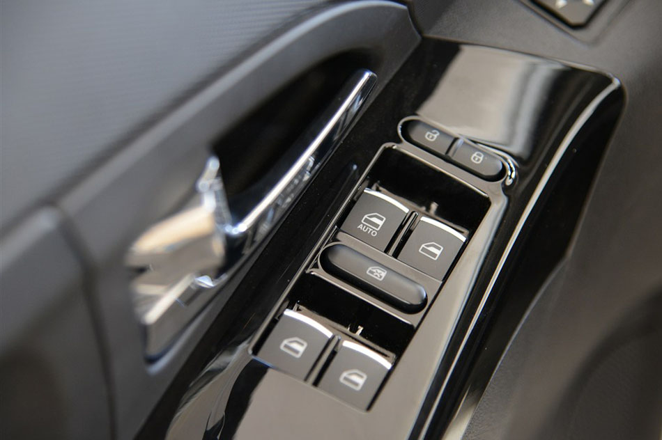 2014款 2.0T 自动创领版 座椅空间